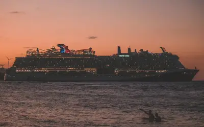 Crucero en el mar al amanecer