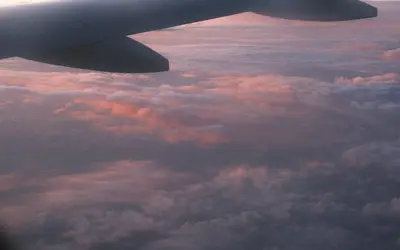 Vista desde la ventana del avión al atardecer