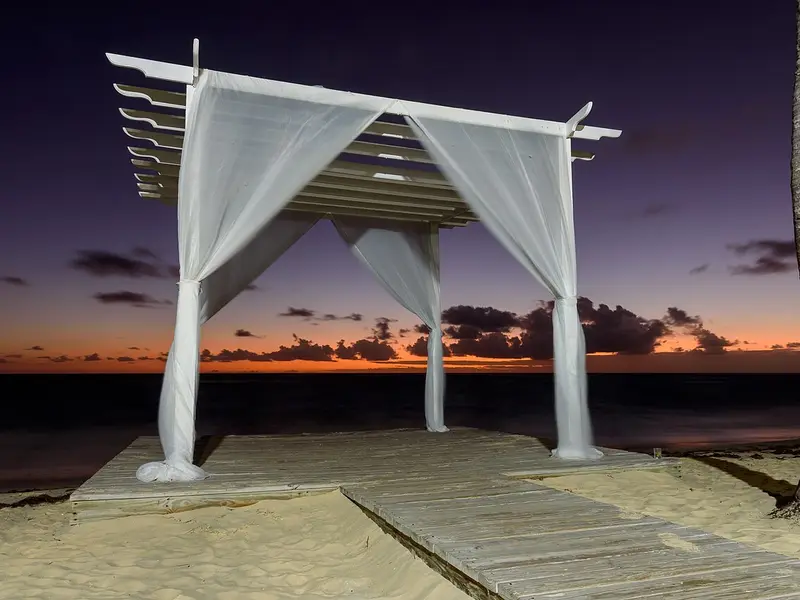 Pérgola de boda en la playa al atardecer