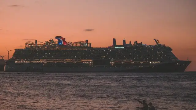 Crucero en el mar al amanecer